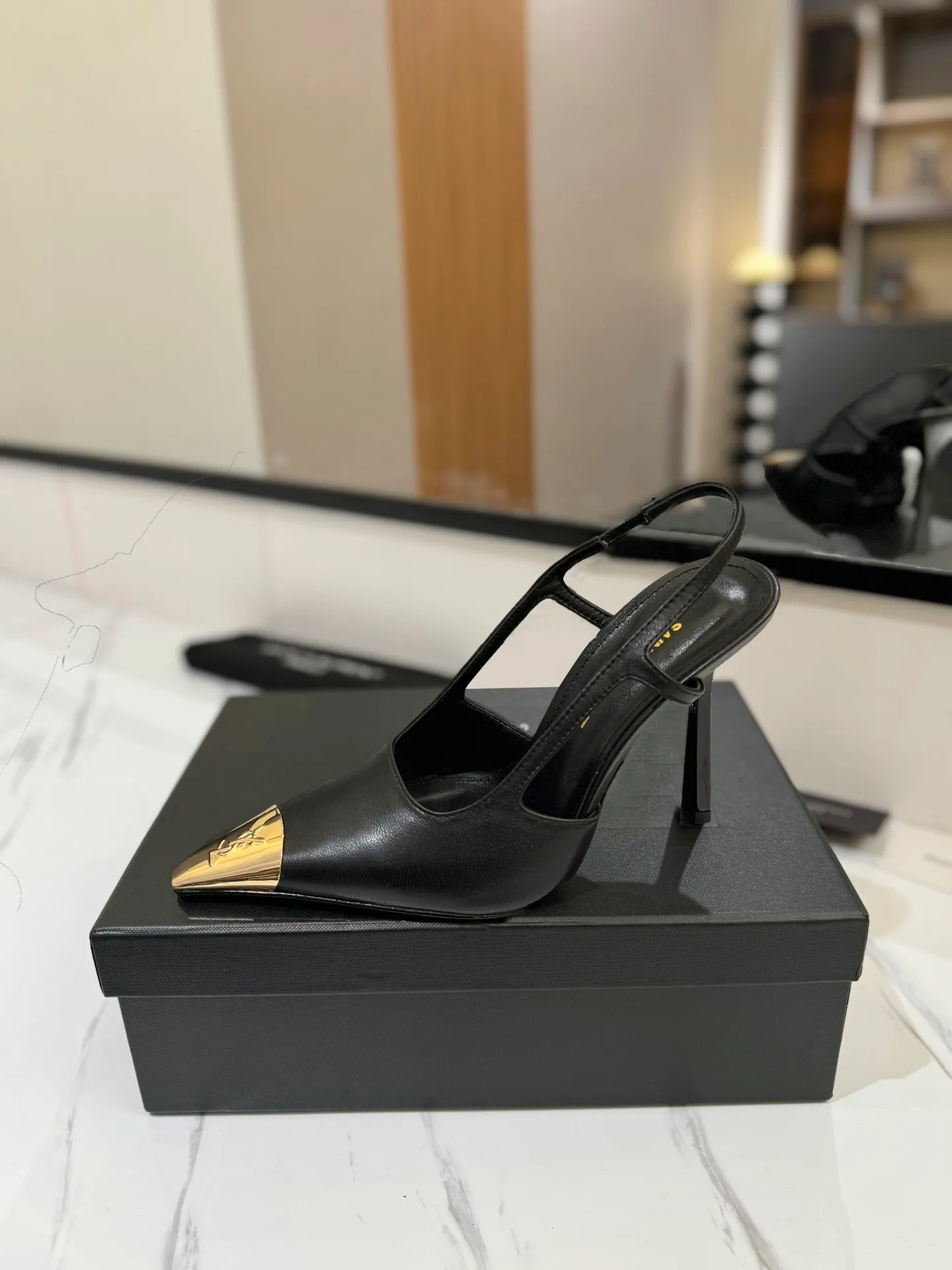👟👟Ex-factory price 600👟👟 saint laurent ss24 new arrival～ Saint Laurent ysl 2024 spring and summer｜New high-heeled shoes🆕 Beautiful, refined and elegant! The 10cm foot is very stable, so feel free to put it in! The heel is custom-made from a new mold, and the height is the same as the original one. Various incorrect versions are % high-end and sexy, YSL still understands women best❤️ ⚠️The entire upper and lining are made of one piece without joints, which consumes more materials and costs more! Moreover, the material, fabric and lining are all made from more than 20 pieces of genuine custom-made calfskin. The upper is made of custom-made calfskin, the lining is made of calfskin, and the genuine leather outsole imported from Italy. Heel height: 10cm. Size: 35-39 (40 and 41 are custom-made and cannot be returned or exchanged)